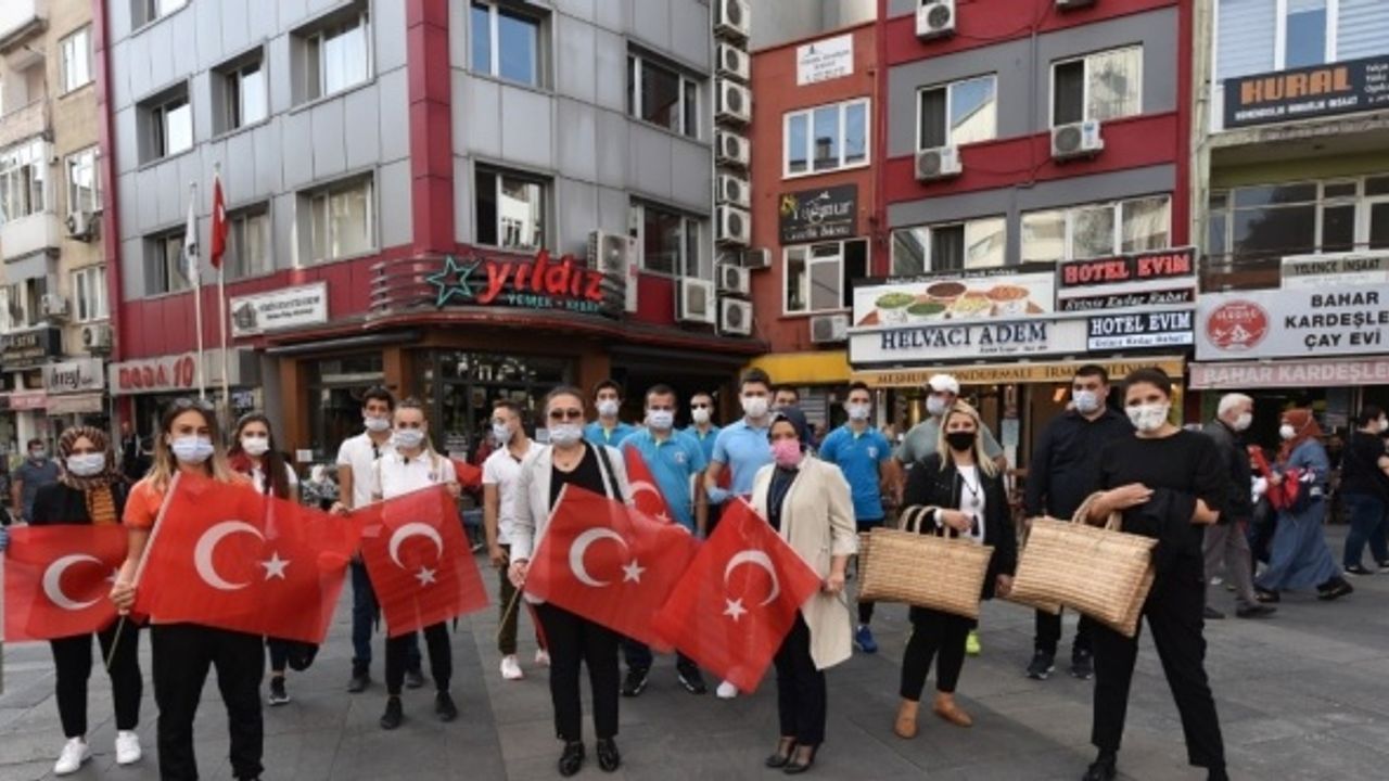 Balıkesir'de vatandaşlara 27 bin bayrak dağıtıldı