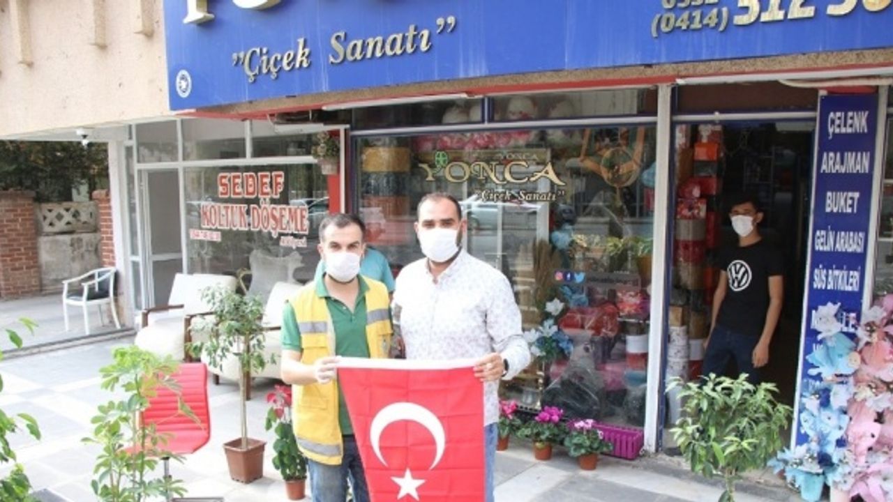 Haliliye'den vatandaşlara Türk Bayrağı hediyesi