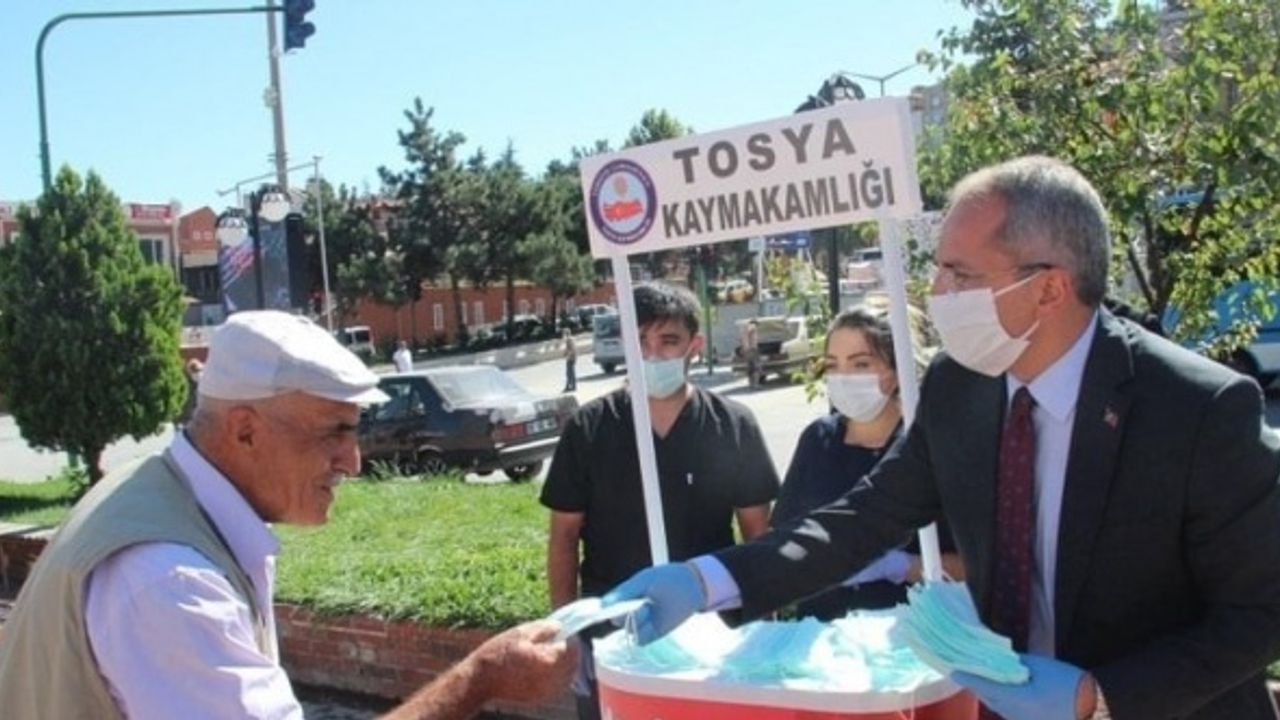Tosya Kaymakamlığı 50 bin maske dağıttı