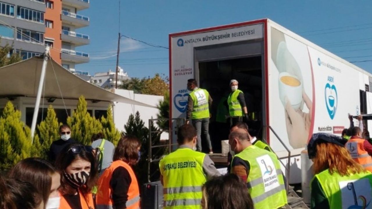 Antalya Mobil Aşevi'nin afetzedelere sıcak yemek ikramı sürüyor