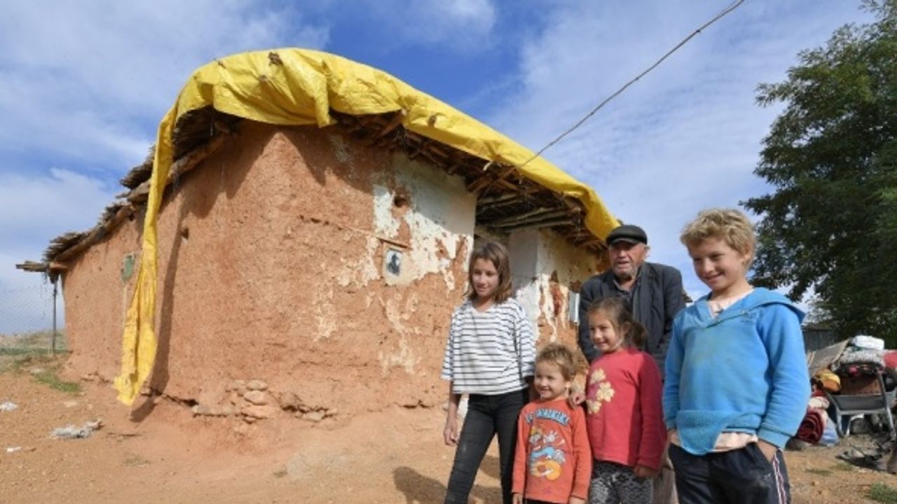 Isparta Belediyesi'nden zor şartlar altında yaşayan 7 kişilik aileye yardım eli