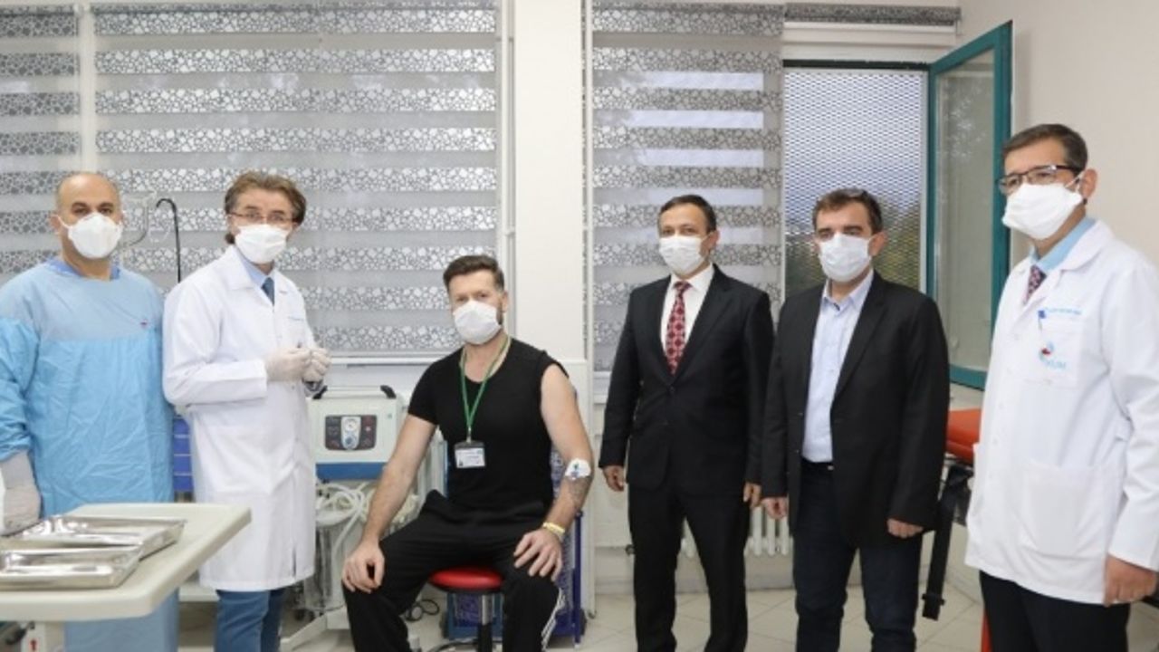 Erciyes Üniversitesi'nde Covid-19'a karşı geliştirilen ERUCOV-VAC aşı adayının ilk dozu gönüllülere yapıldı