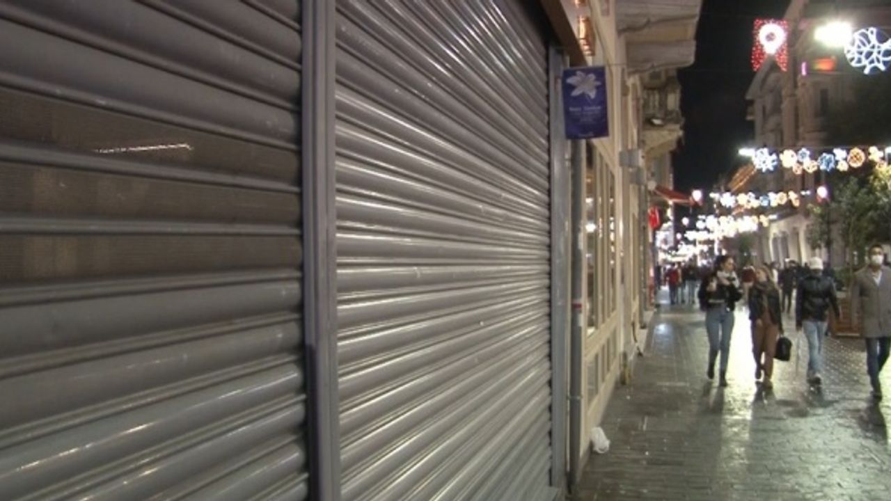 İstiklal Caddesi'nde işletmeler saat 22.00'de kepenkleri indirdi