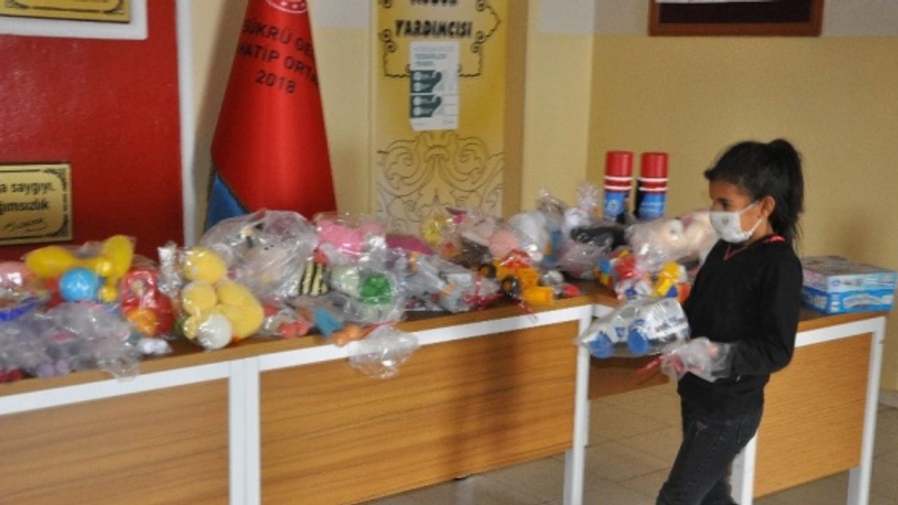 Şırnaklı çocuklar oyuncaklarını İzmirli depremzede çocuklara gönderdi