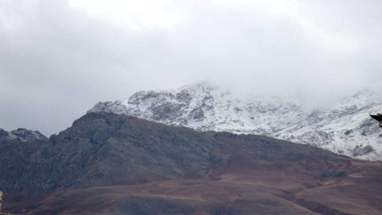 Erek Dağı'na mevsimin ilk karı yağdı