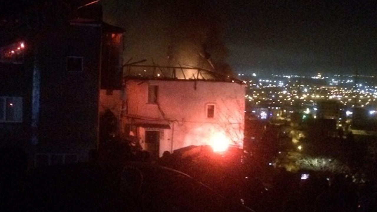 Samsun'da Kardeşlere Ait 2 Binanın Çatısında Yangın Çıktı