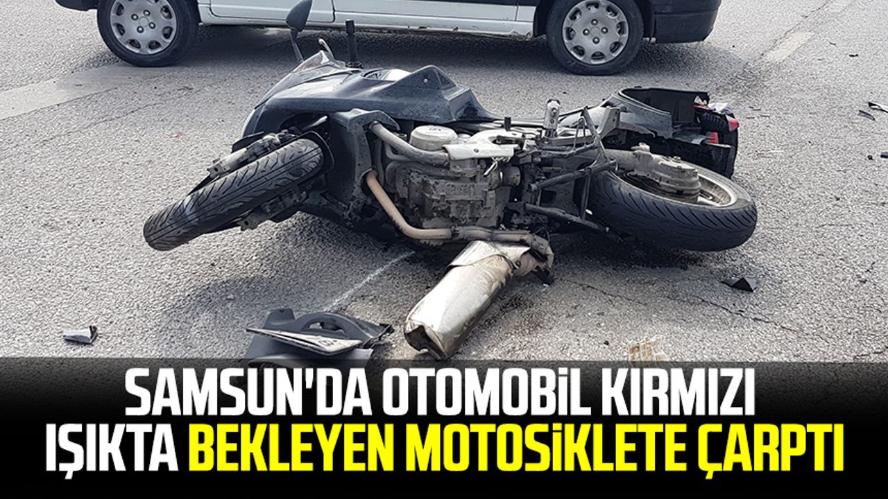 Samsun'da otomobil kırmızı ışıkta bekleyen motosiklete çarptı 