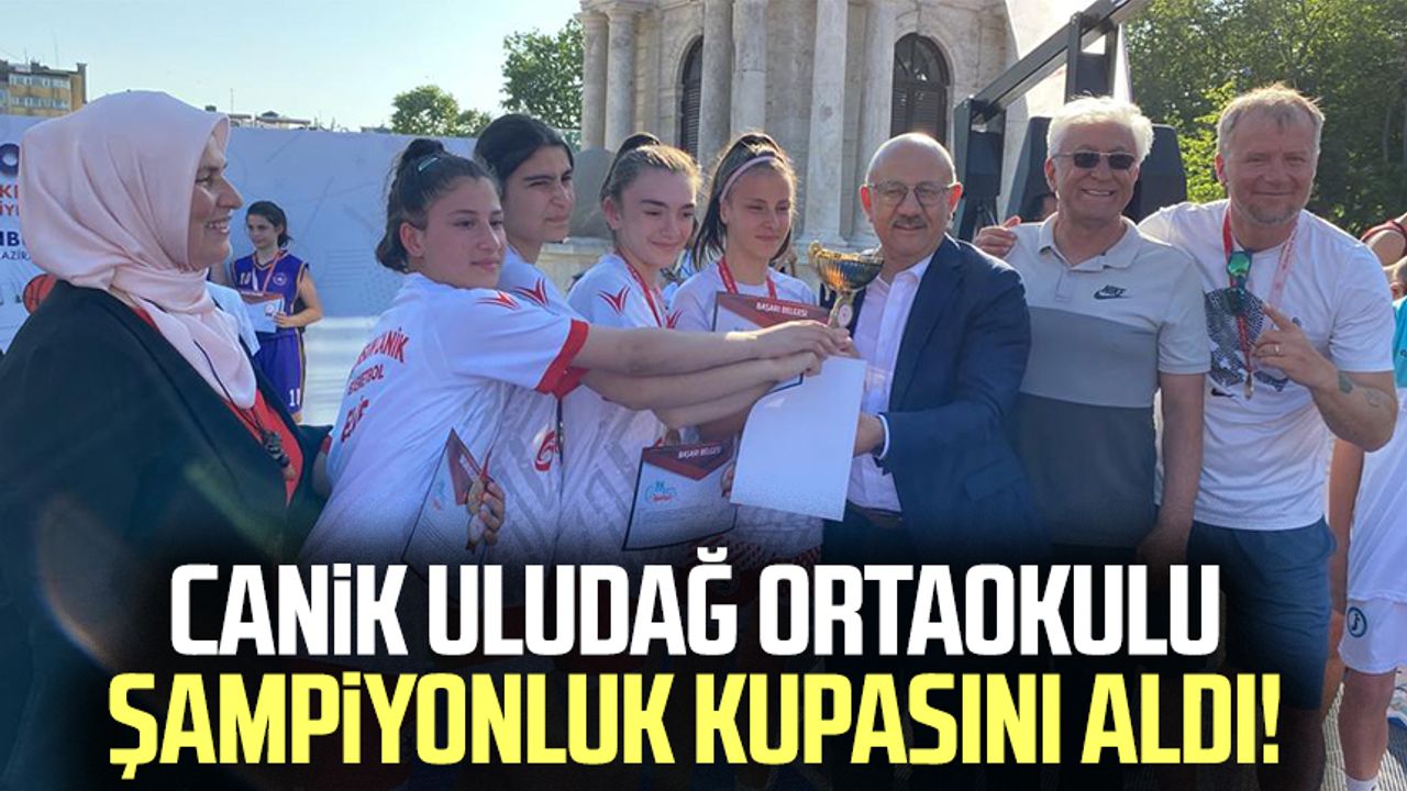 Canik Uludağ Ortaokulu şampiyonluk kupasını aldı!