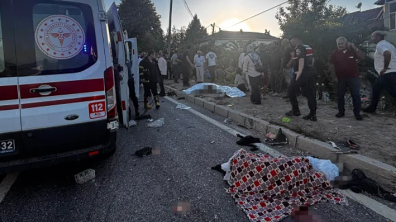 Fındık işçilerini taşıyan araçla tır çarpıştı! Çok sayıda ölü yaralı var