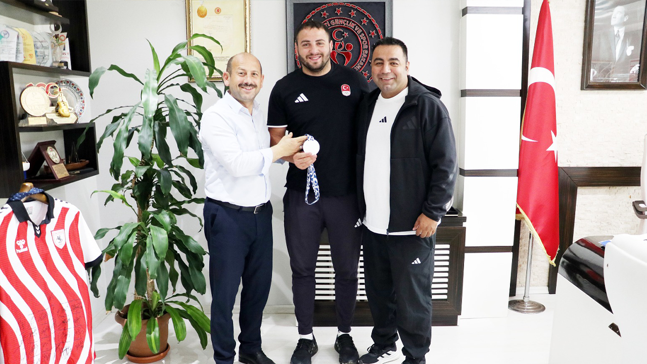 Milli boksör Berat Acar’dan Feyzullah Dereci’yi ziyaret