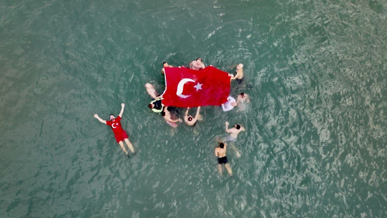 Samsun'da yüzücülerden denizde Cumhuriyet coşkusu!