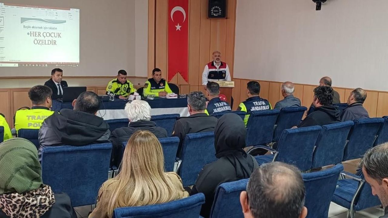 Ladik’te okul servis şoförlerine trafik güvenliği eğitimi