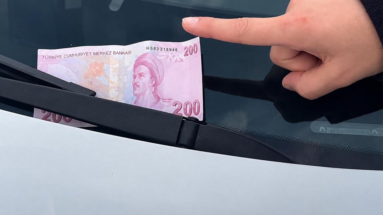 Arabanızın camında 200 TL görürseniz sakın almayın