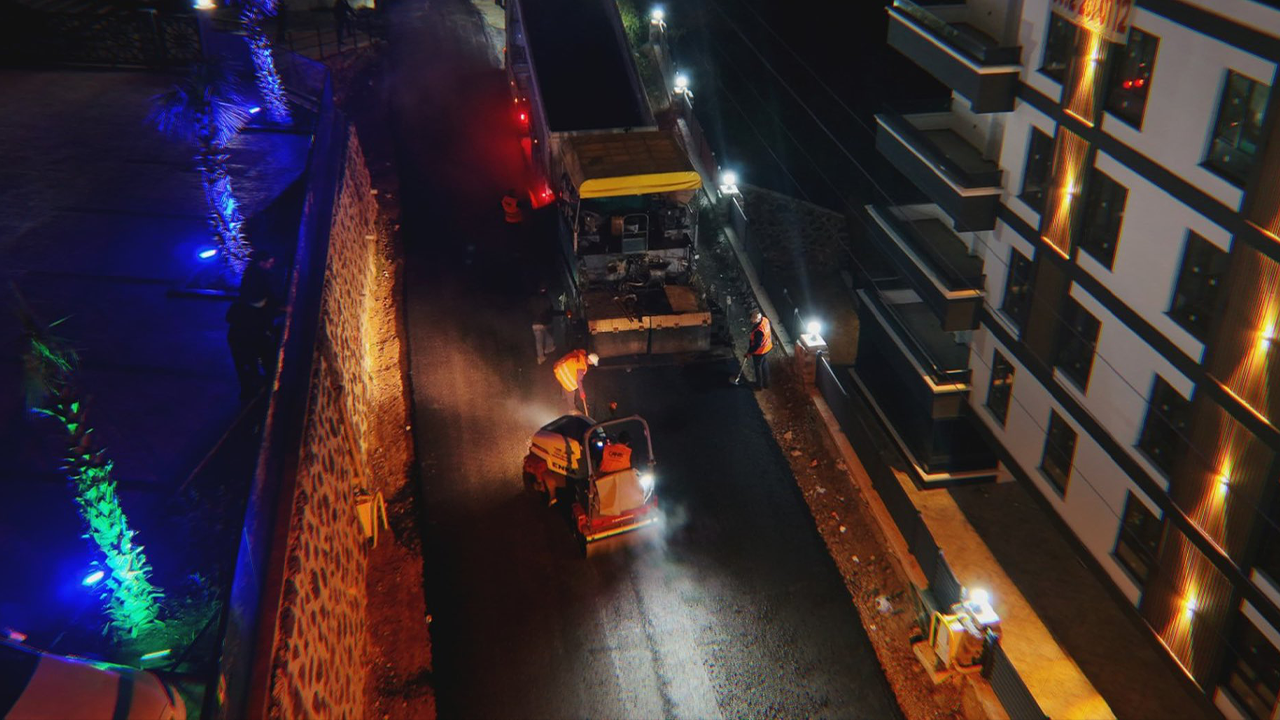Canik’te gece mesaisi! Sıcak asfalt çalışmaları sürüyor