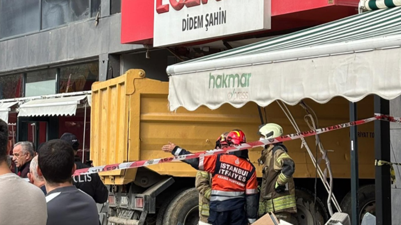 Hafriyat kamyonu eczaneye daldı! Çok sayıda ekip sevk edildi