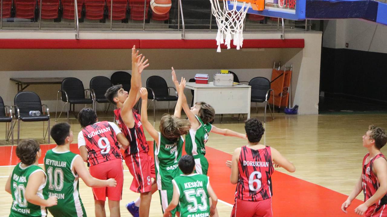 Samsun’da genç basketbolcular parkede!