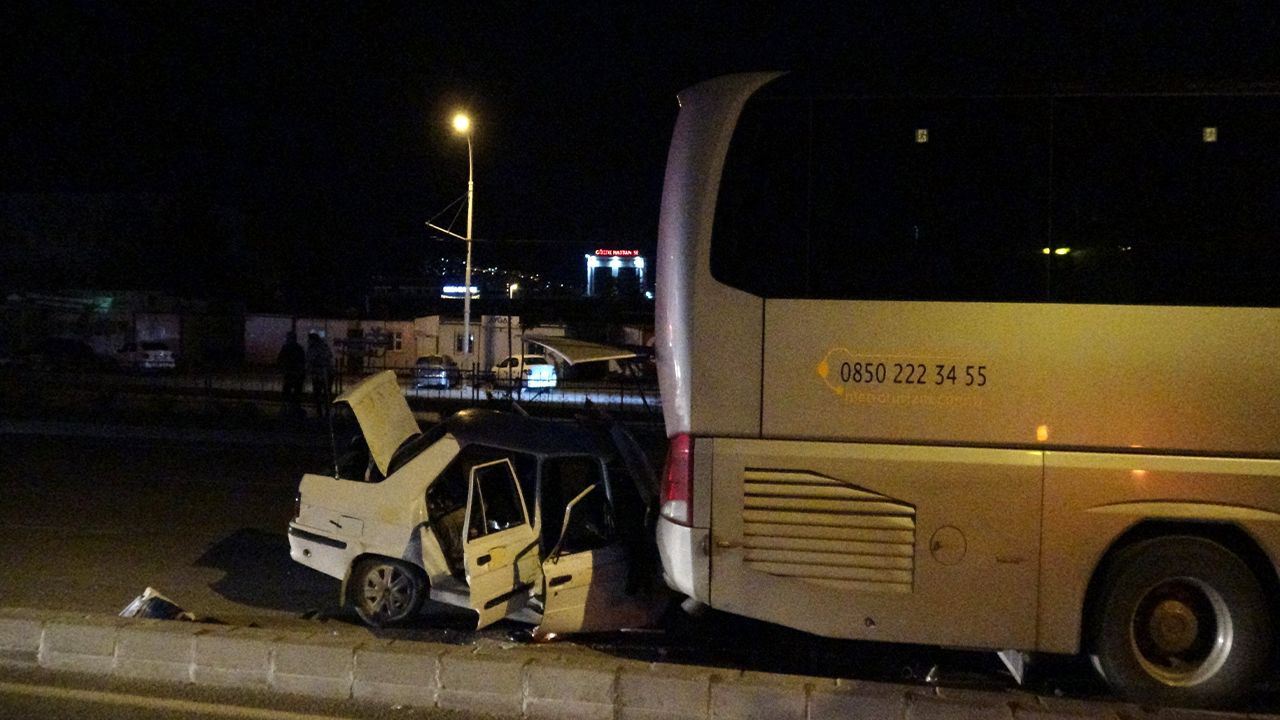 Samsun yolunda korkutan kaza! Otomobil otobüsün altına girdi
