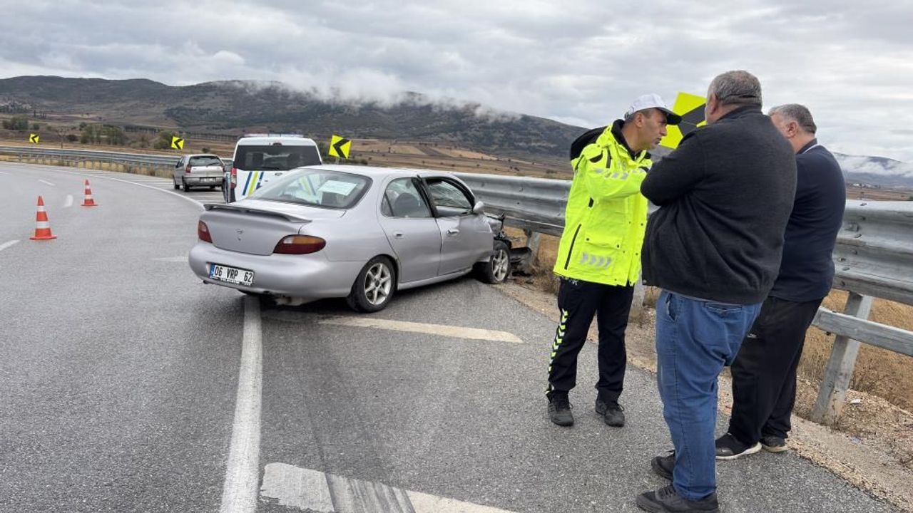 Samsun-Çorum yolunda otomobil bariyerlere saplandı!