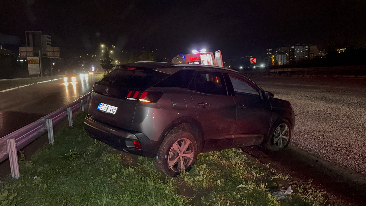 Samsun’da kontrolden çıkan otomobil refüje çıktı!