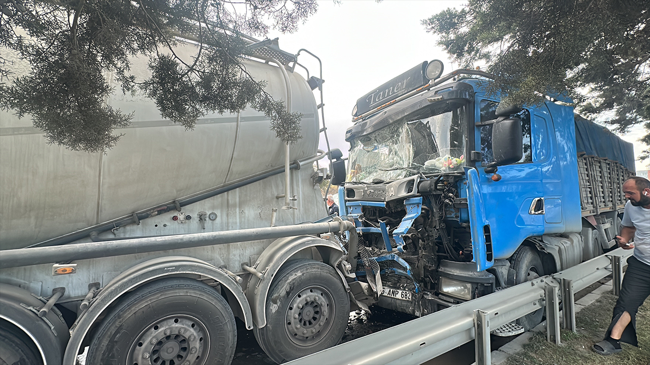 Samsun’da trafik karıştı! 3 araçlı zincirleme kaza