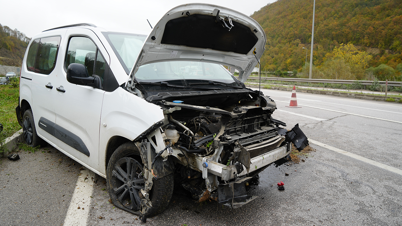 Samsun’da yağışlı yolda kaza! Araç refüje çıktı