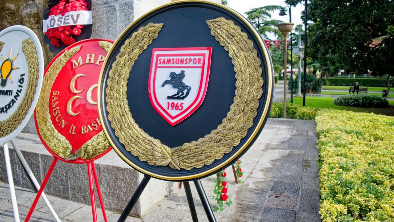 Samsunspor'dan Onur Anıtı'na Cumhuriyet çelengi