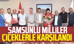 Samsunlu milliler çiçeklerle karşılandı 