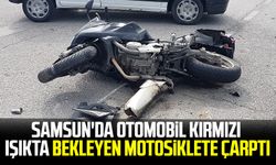 Samsun'da otomobil kırmızı ışıkta bekleyen motosiklete çarptı 