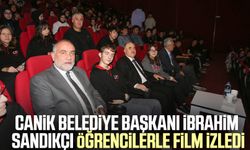 Canik Belediye Başkanı İbrahim Sandıkçı öğrencilerle film izledi