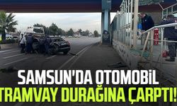 Samsun'da otomobil tramvay durağına çarptı!