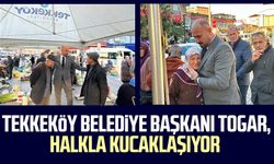 Tekkeköy Belediye Başkanı Hasan Togar, halkla kucaklaşıyor