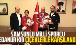 Samsunlu milli sporcu Edanur Kır çiçeklerle karşılandı