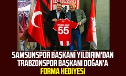 Samsunspor Başkanı Yüksel Yıldırım'dan Trabzonspor Başkanı Ertuğrul Doğan'a forma hediyesi