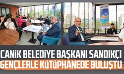 Canik Belediye Başkanı İbrahim Sandıkçı gençlerle kütüphanede buluştu