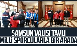 Samsun Valisi Orhan Tavlı milli sporcularla bir arada
