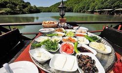 Ayvacık’ta Göl Kenarında Serpme Kahvaltı Kültürü