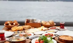 Ayvacık’ta Göl Manzarasında Kahvaltı