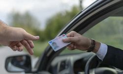 Eline telefon alan yandı! Anında ehliyete el konulacak