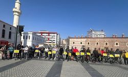 Samsun'da bisikletliler trafikte görünür olmak için pedal çevirdi