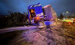 Samsun’da kontrolden çıkan tır devrildi!