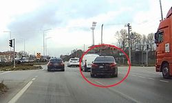Samsun'da trafikte tehlikeli anlar! Faciaya kıl payı
