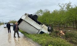 Samsun’da kontrolden çıkan kamyonet kanala devrildi!