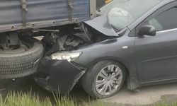 Samsun'da otomobil tıra çarptı! Felaket kıl payı atlatıldı