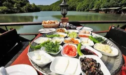Ayvacık’ta Göl Kenarında Kurulan Sofralar