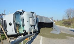 Havza’da tır kazası trafiği felç etti! Yol maden cevheriyle kaplandı