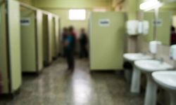 Okul tuvaletinden not ve silah çıktı! İsim isim tehdit etmiş