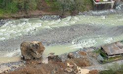Rize’de korkutan heyelan! Dev kaya dereye düştü