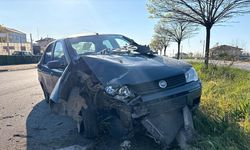 Samsun Alaçam’da otomobil refüje çarptı!