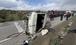 Samsun istikametinde can pazarı: Minibüs devrildi!