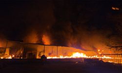 Samsun’da 3 saatlik mücadele! Muz deposu küle döndü